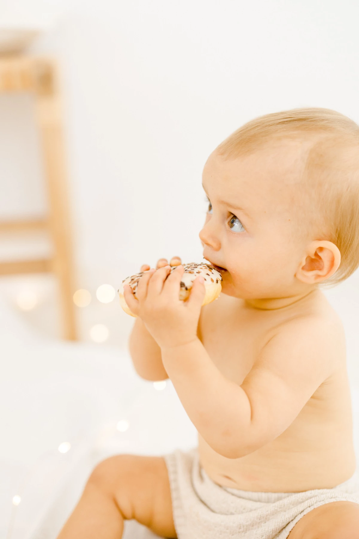 main enfant beige rose marron