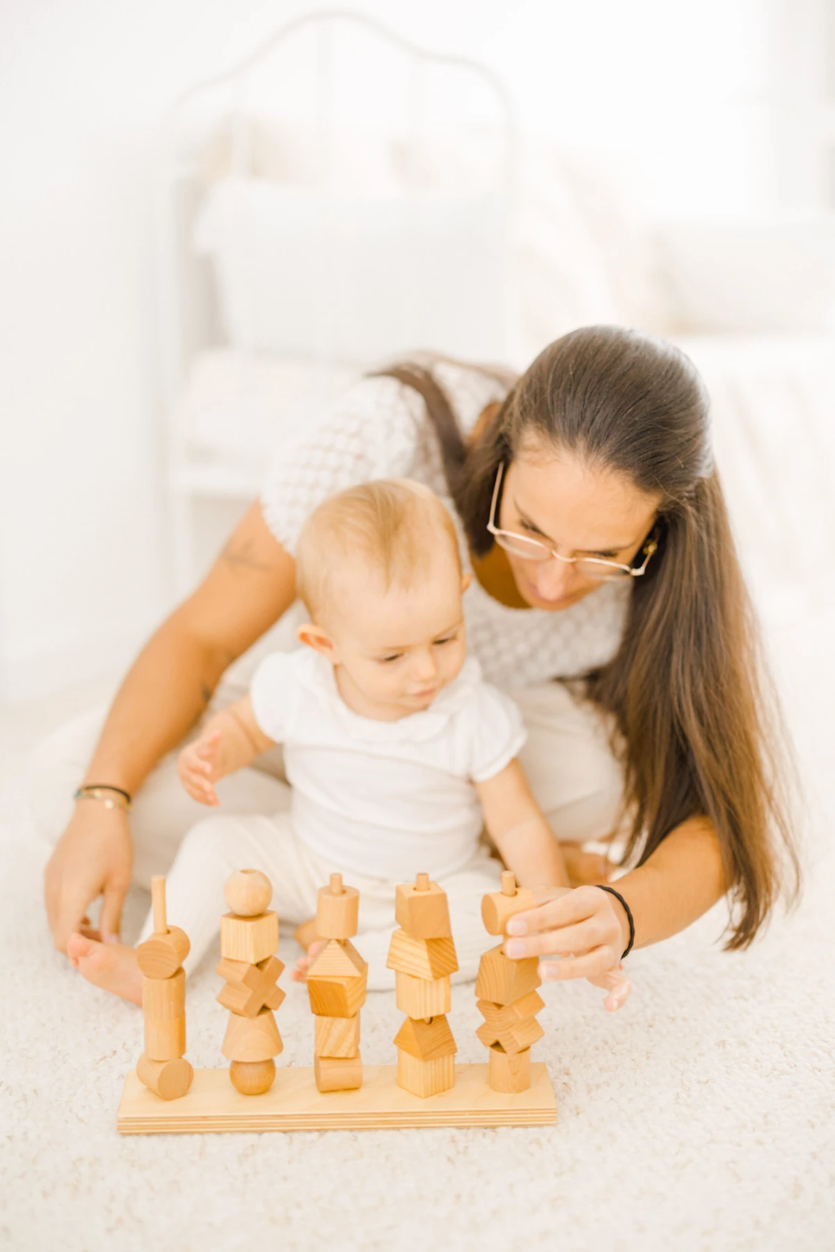 enfant jouer jouer avec les enfants jouet beige