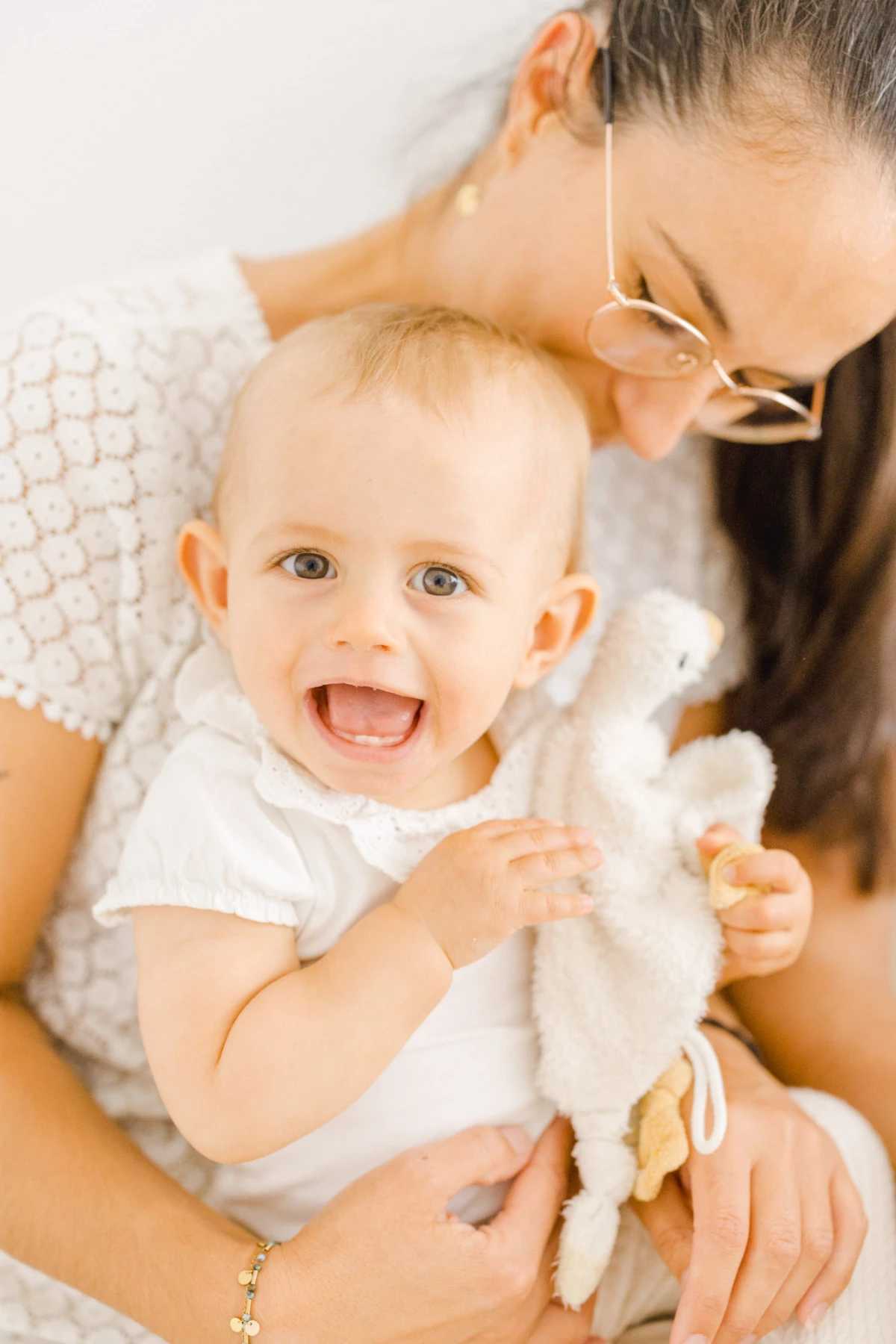 bonheur main enfant sourire rose