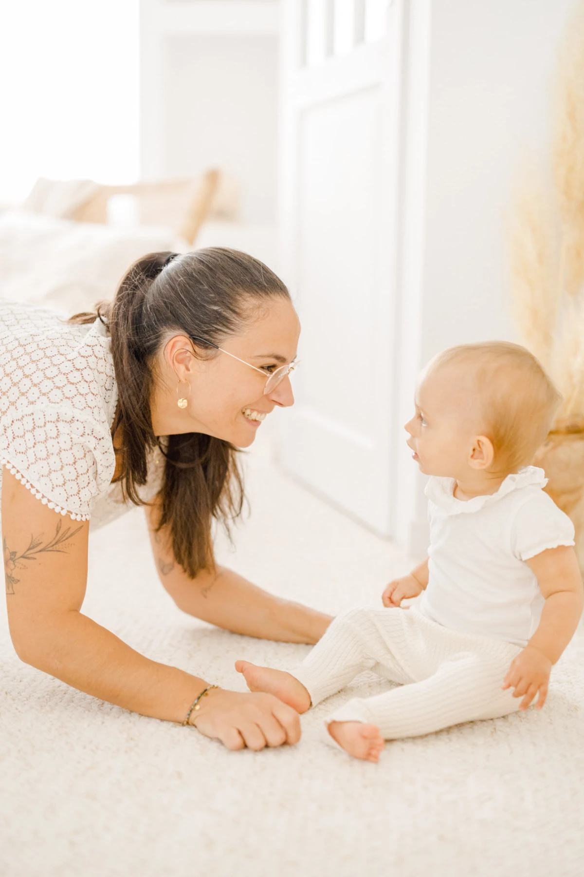 bonheur main enfant sourire beige