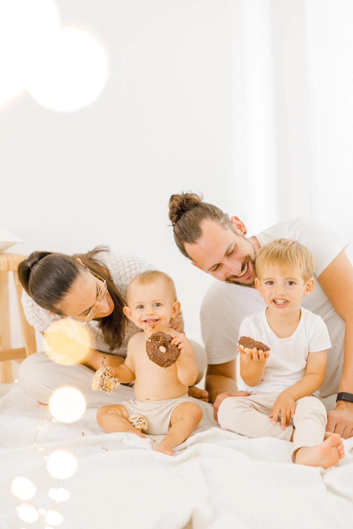 bonheur enfant sourire famille beige