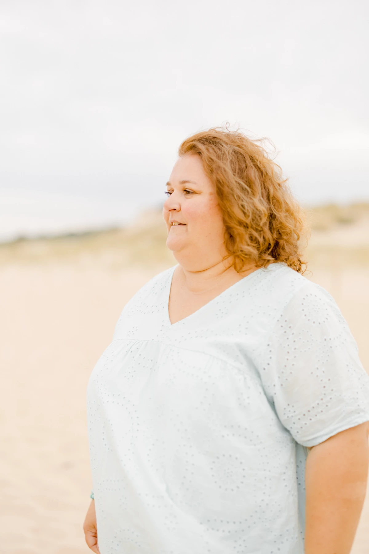 bonheur sourire geste rire beige