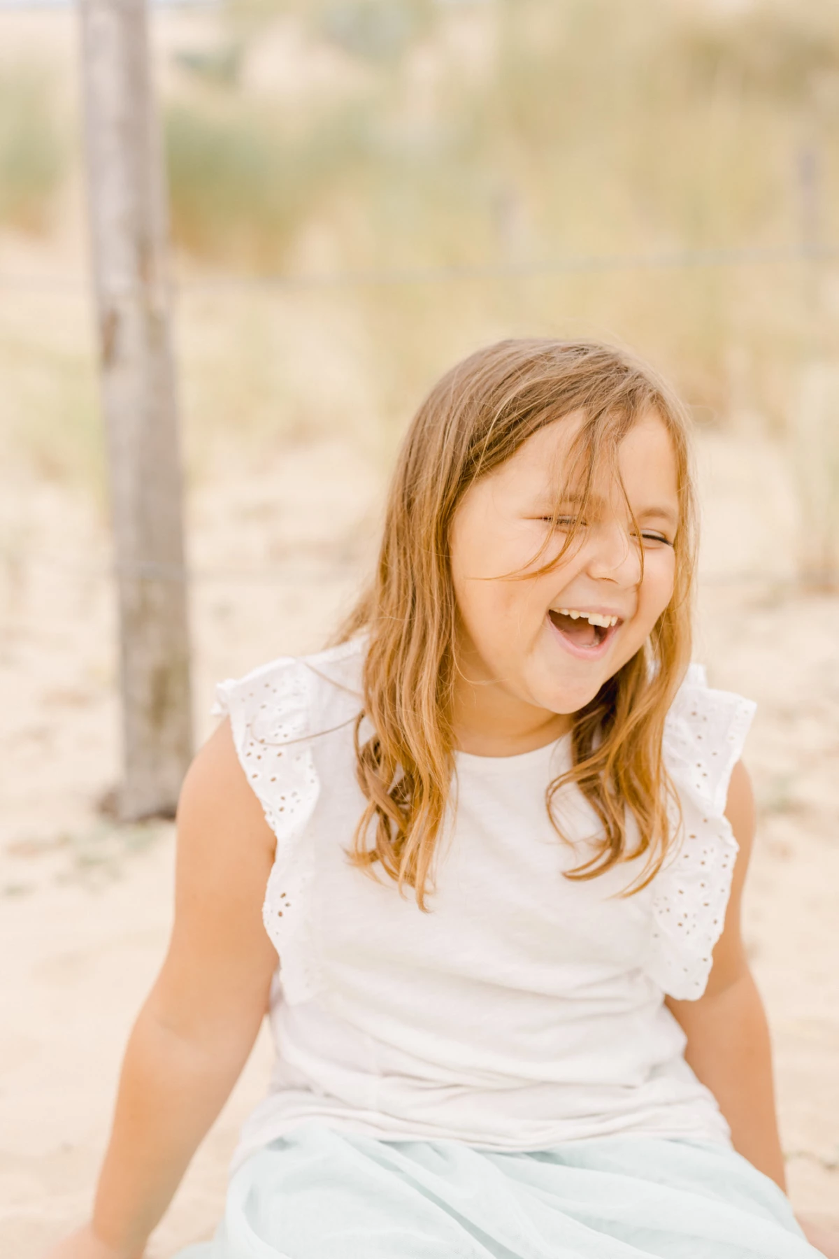 cheveux bonheur sourire main gris
