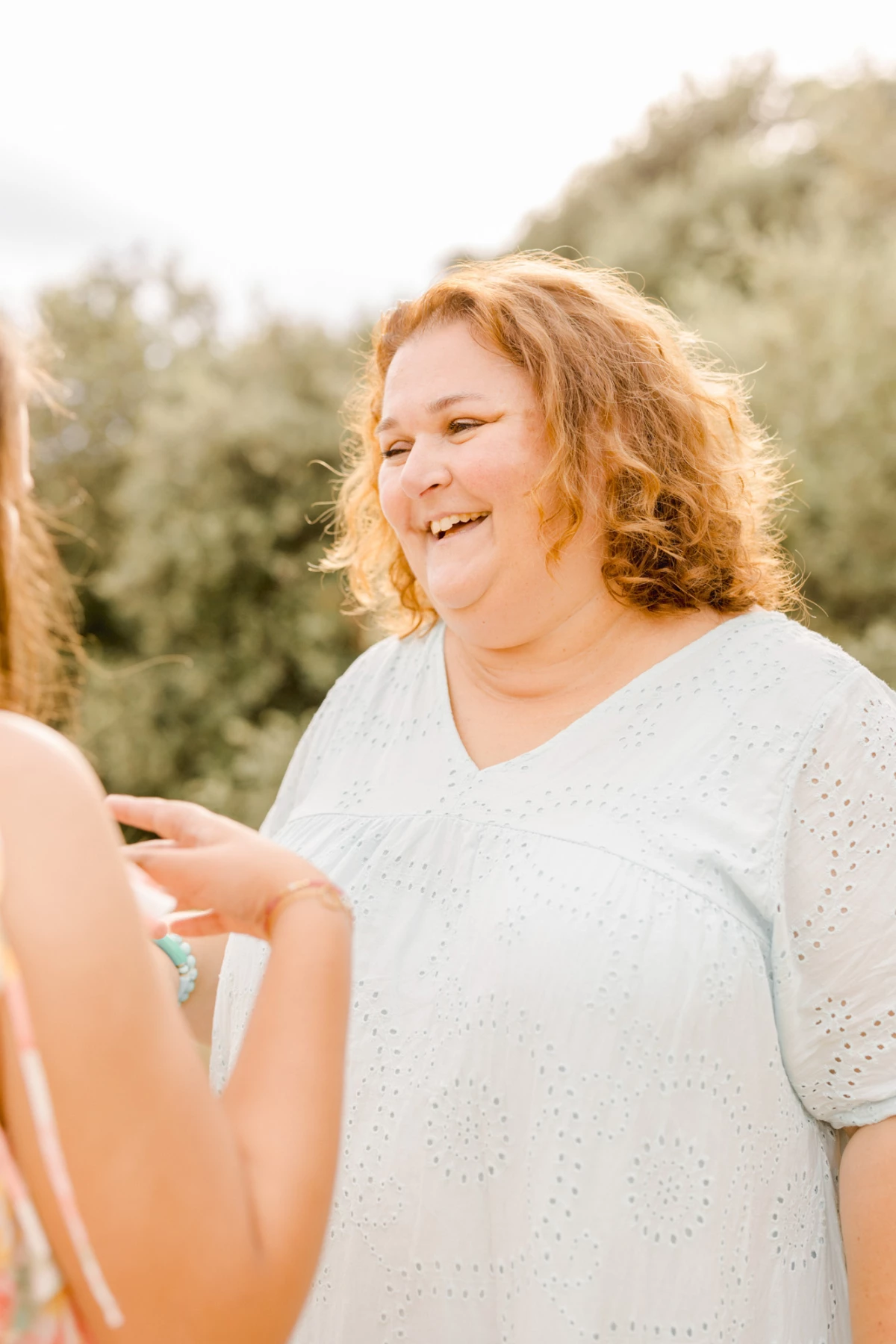 sourire bonheur bijoux gris marron