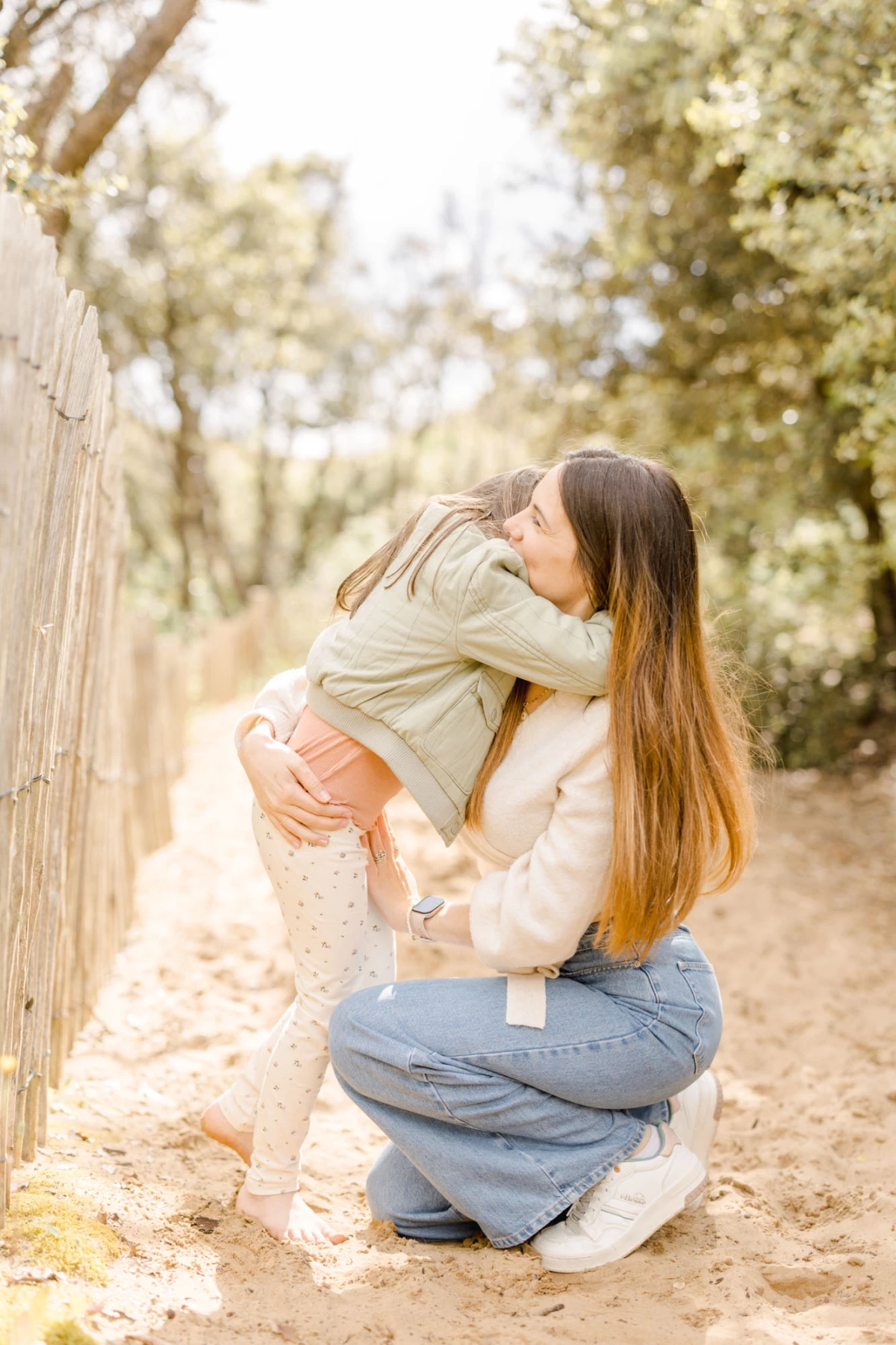 bonheur amour enfant sol câlin