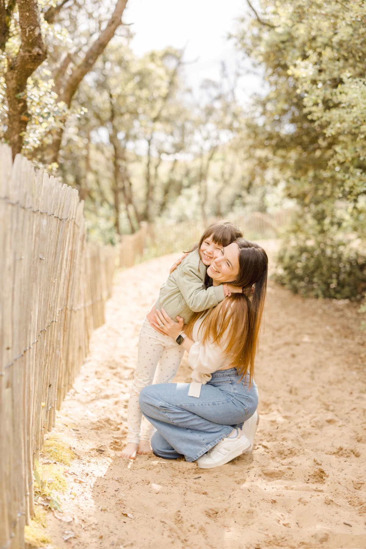 bonheur événement amour se tenir la main enfant