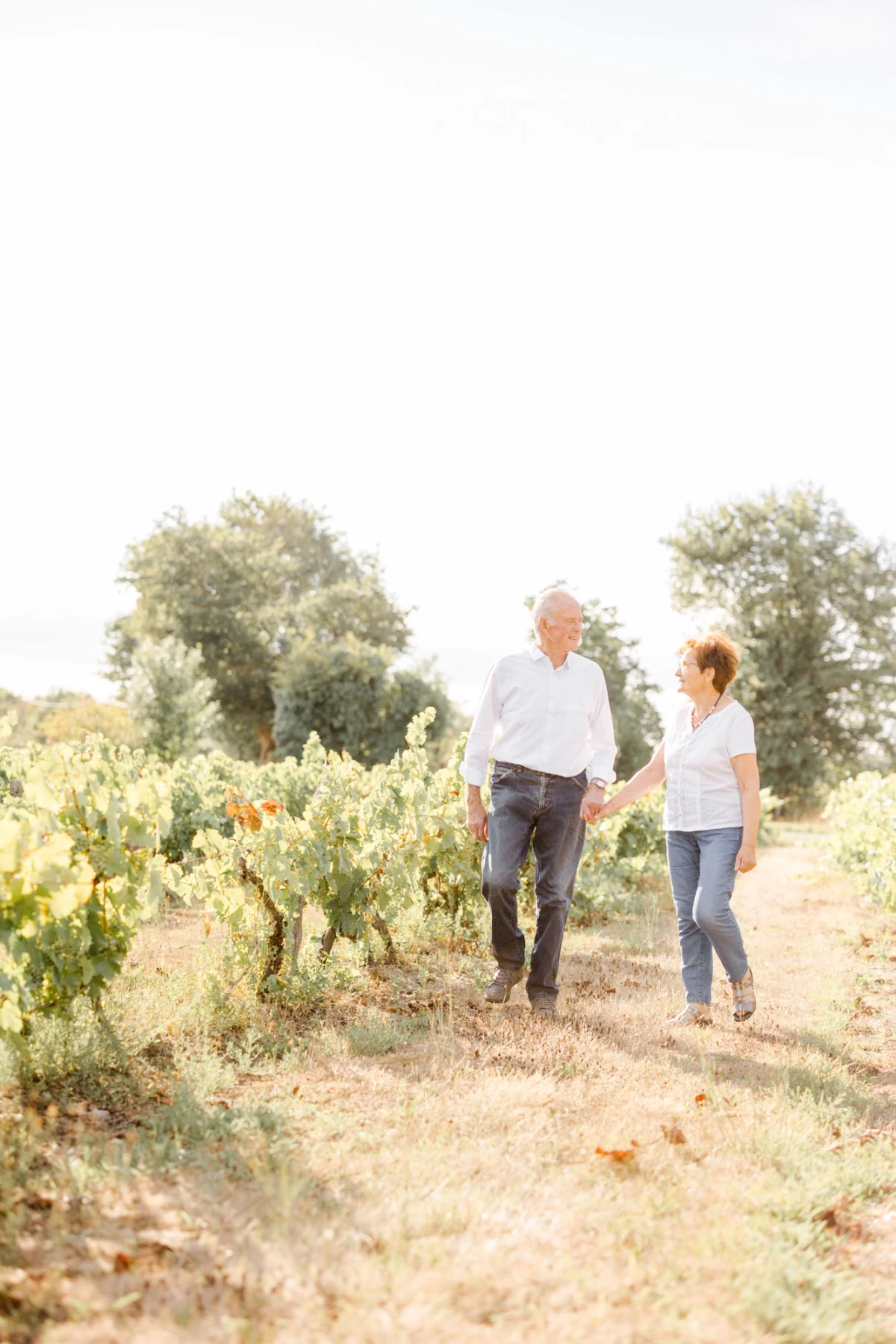 bonheur amour sol plantation se tenir la main
