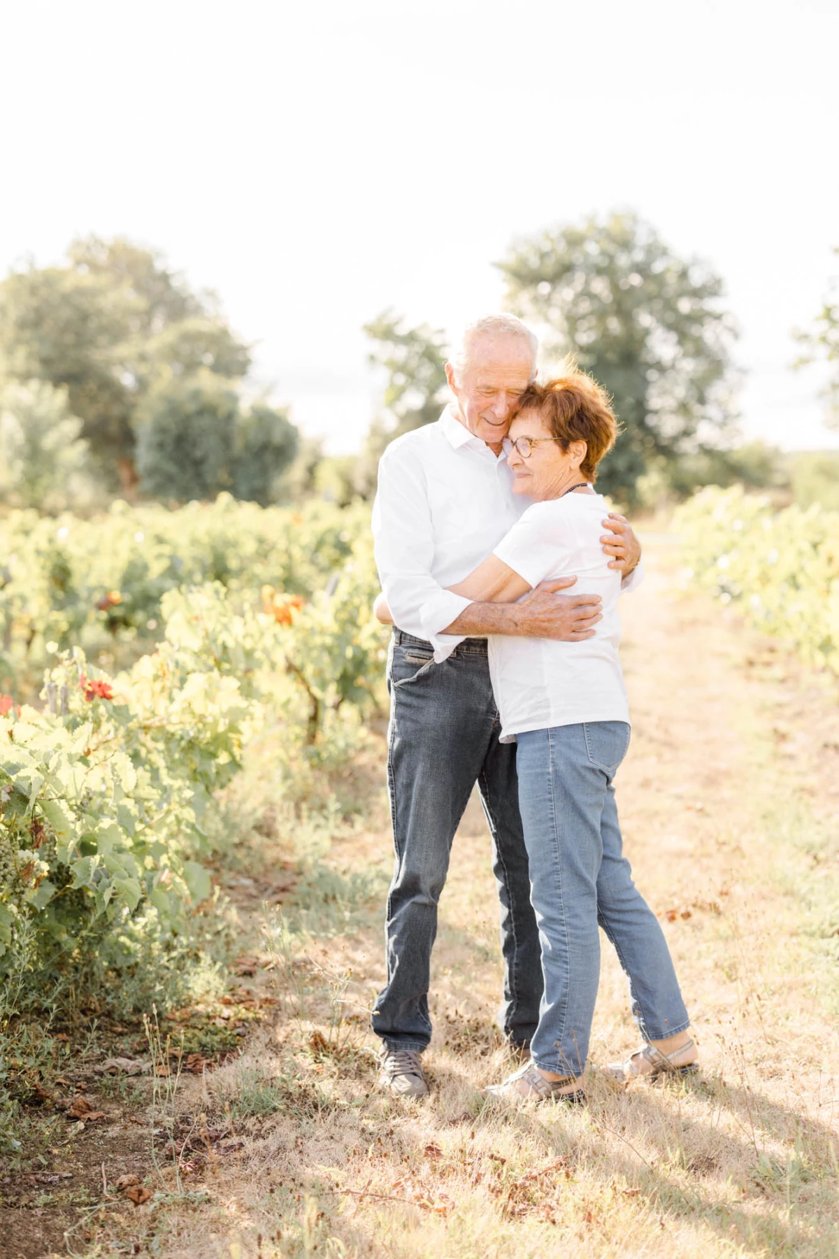 bonheur amour champ se tenir la main famille