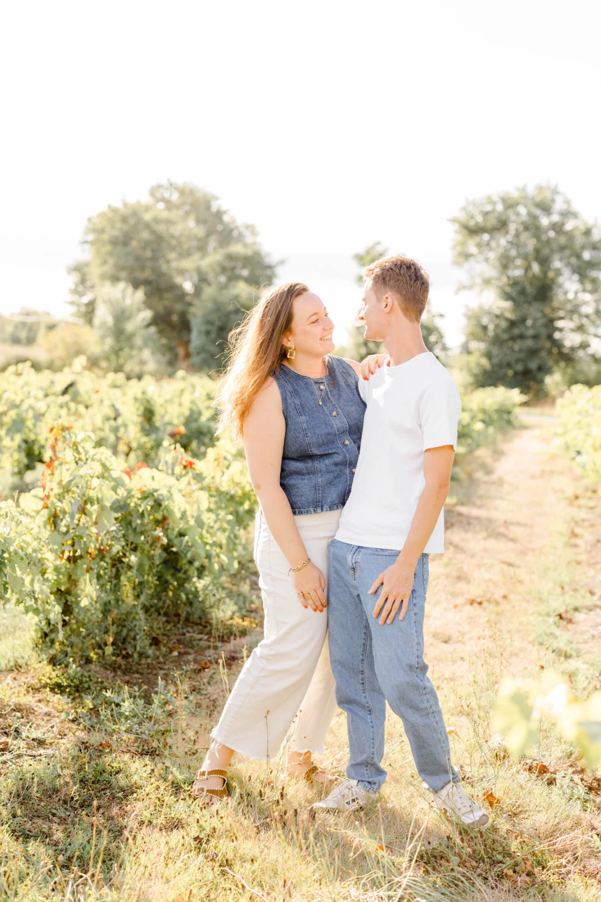 bonheur amour se tenir la main sol chemin de terre