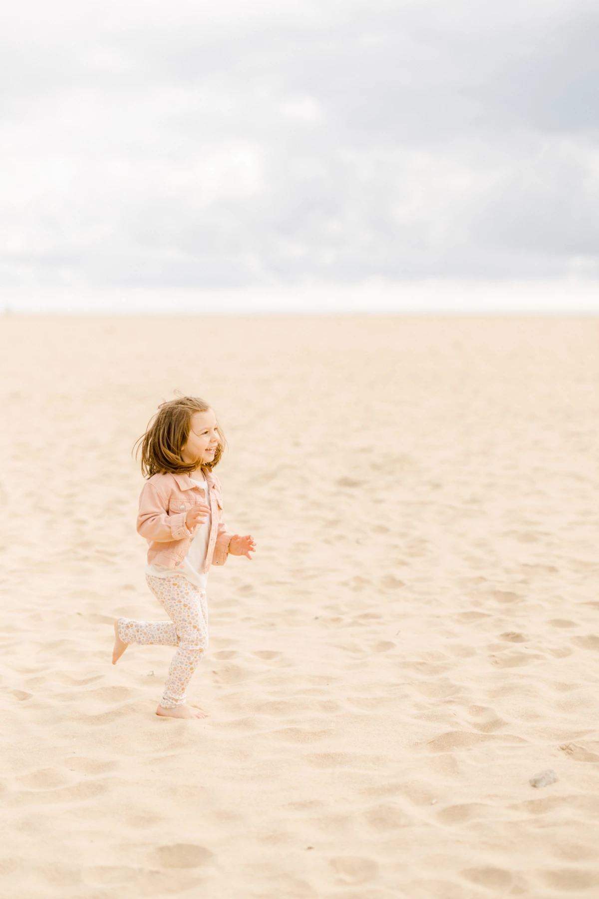 bonheur sable plage enfant beige