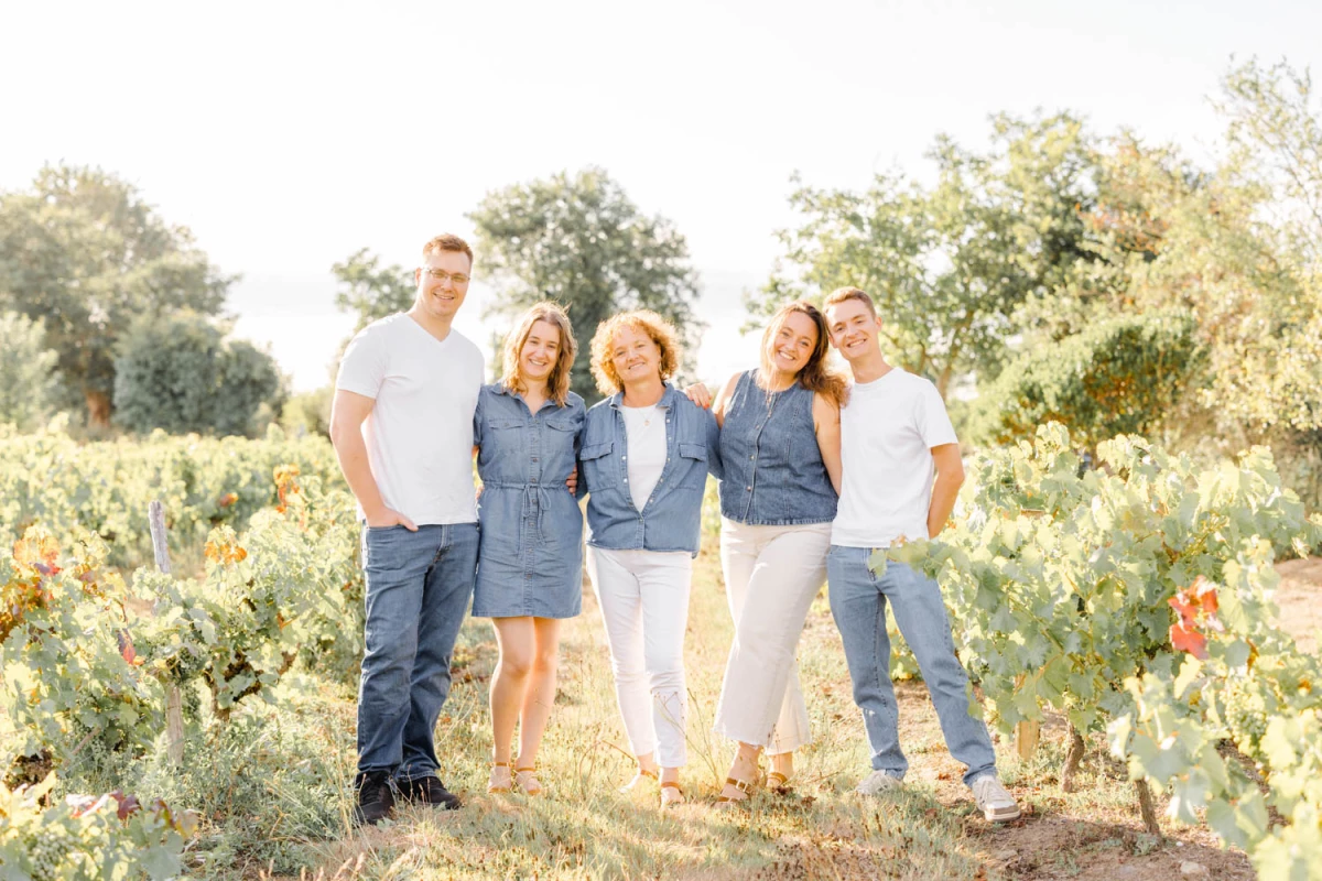 bonheur sourire événement famille beige