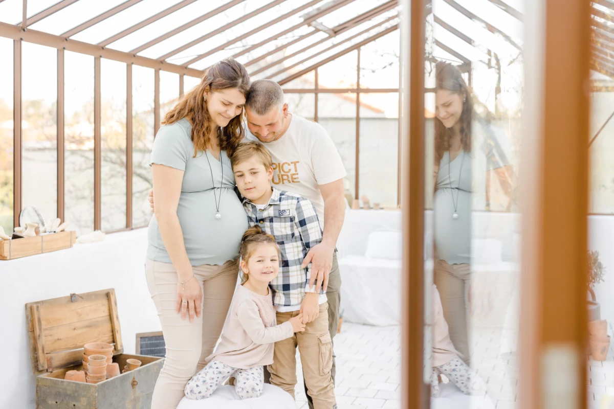 Séance grossesse dans la verrière