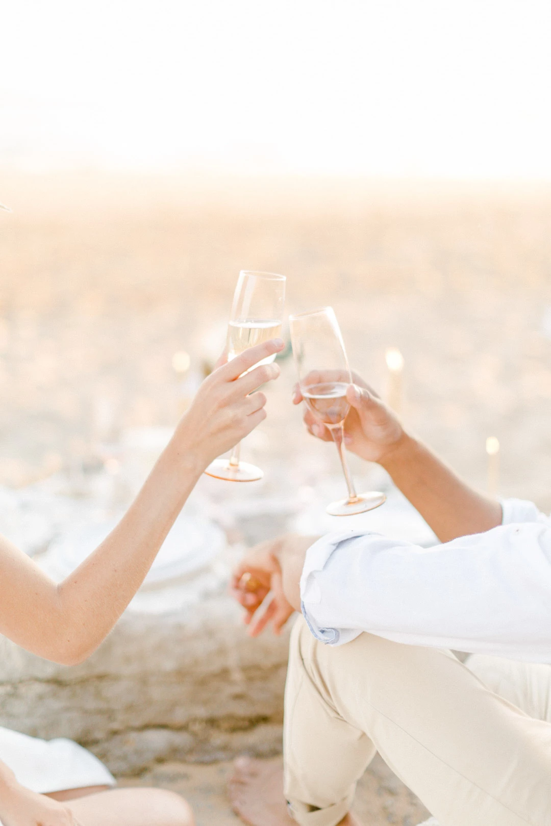 verres geste verres à pied amour sable