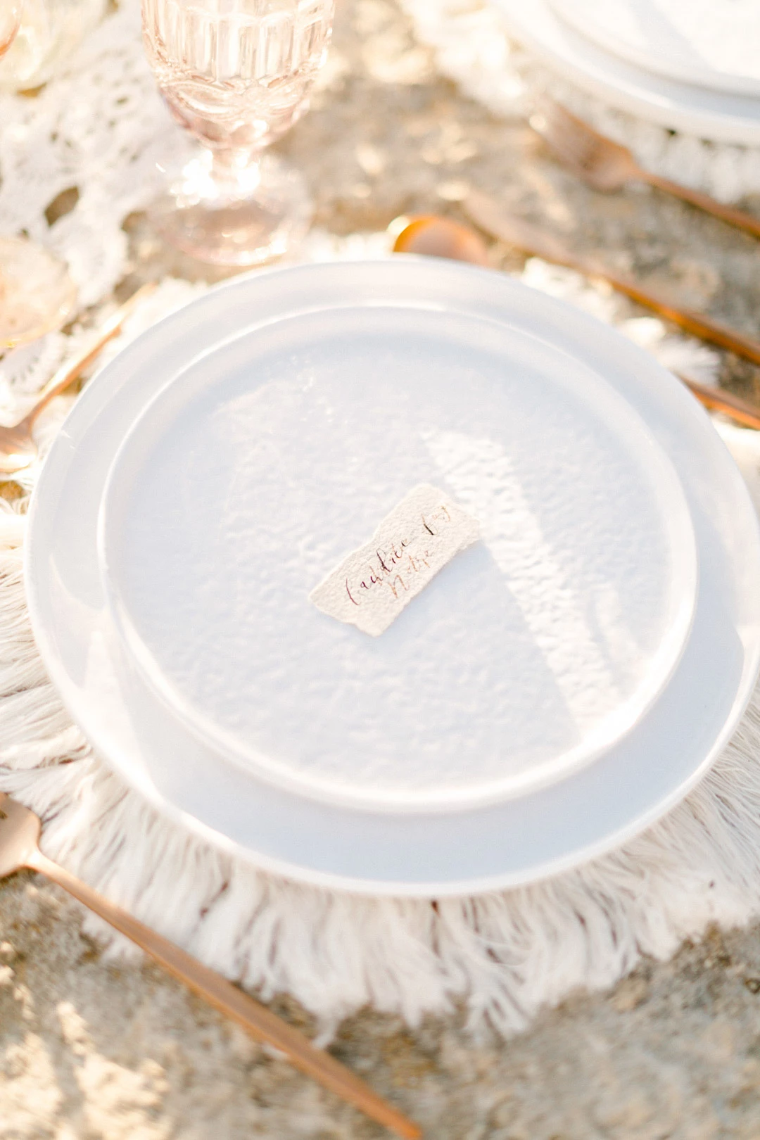 vaisselle porcelaine beige gris