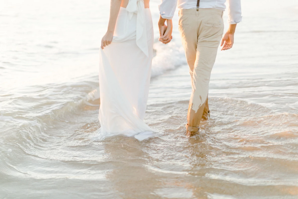 romance amour plage geste se tenir la main