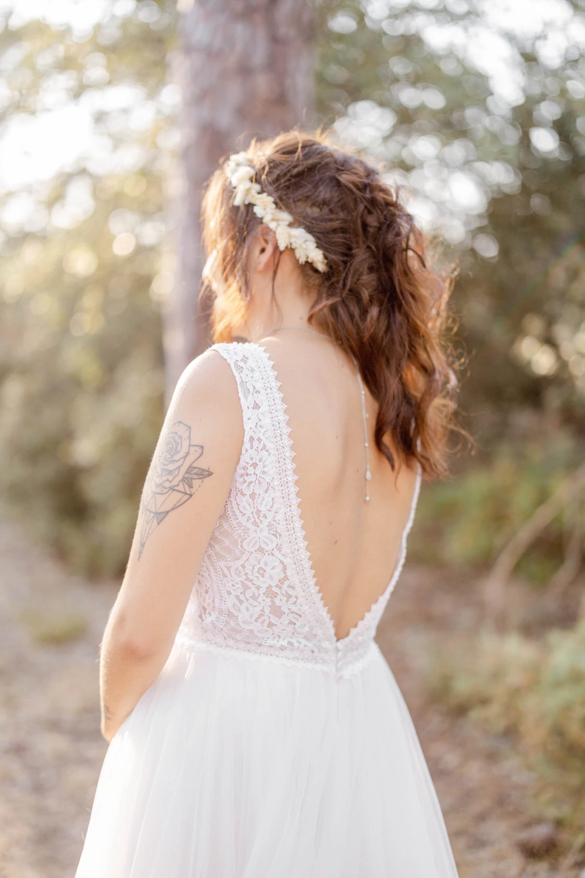 rose robe dentelle cheveux longs gris