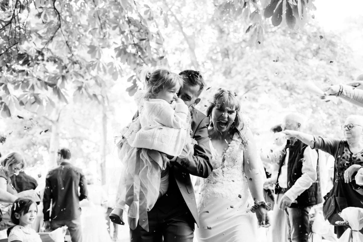 Mariés portés en triomphe par leurs témoins lors d'une cérémonie de mariage en plein air