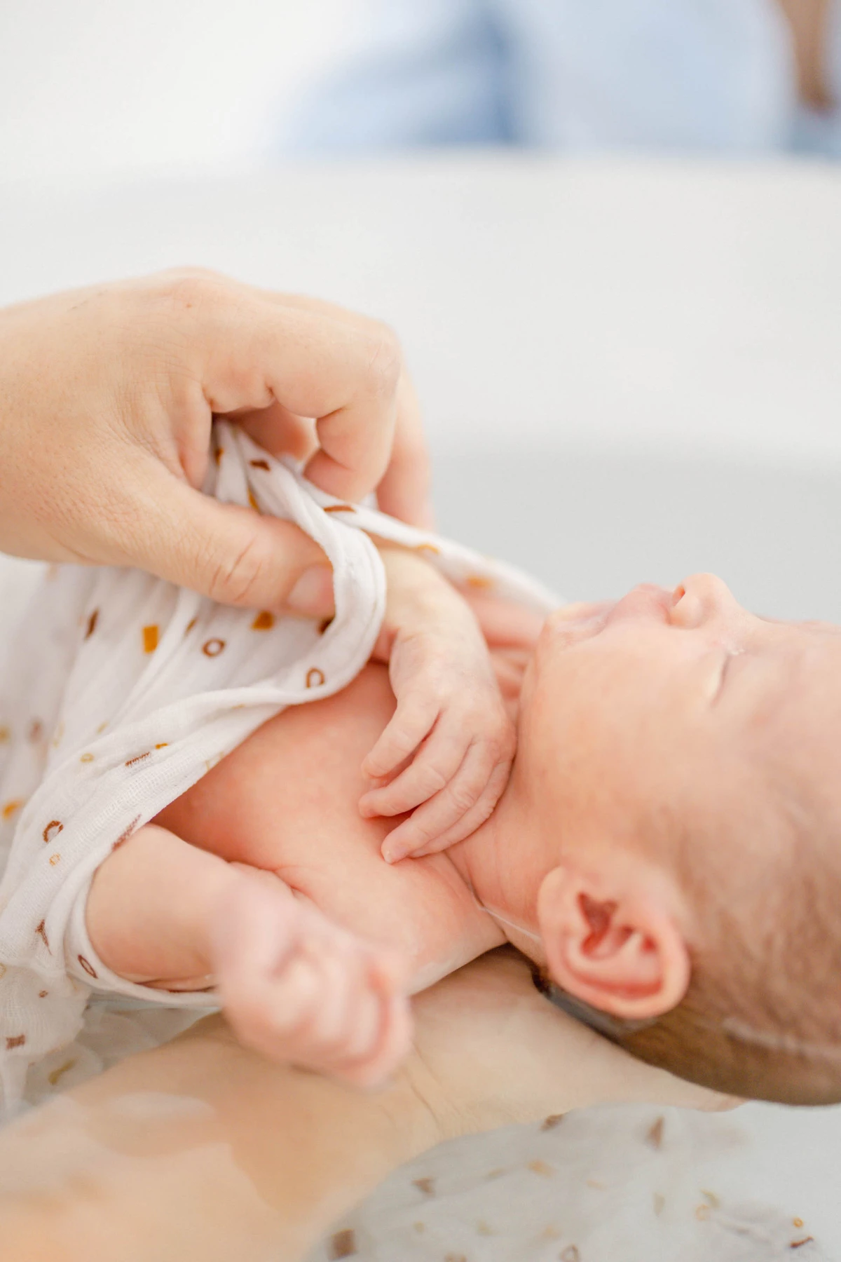 main enfant marron gris bébé