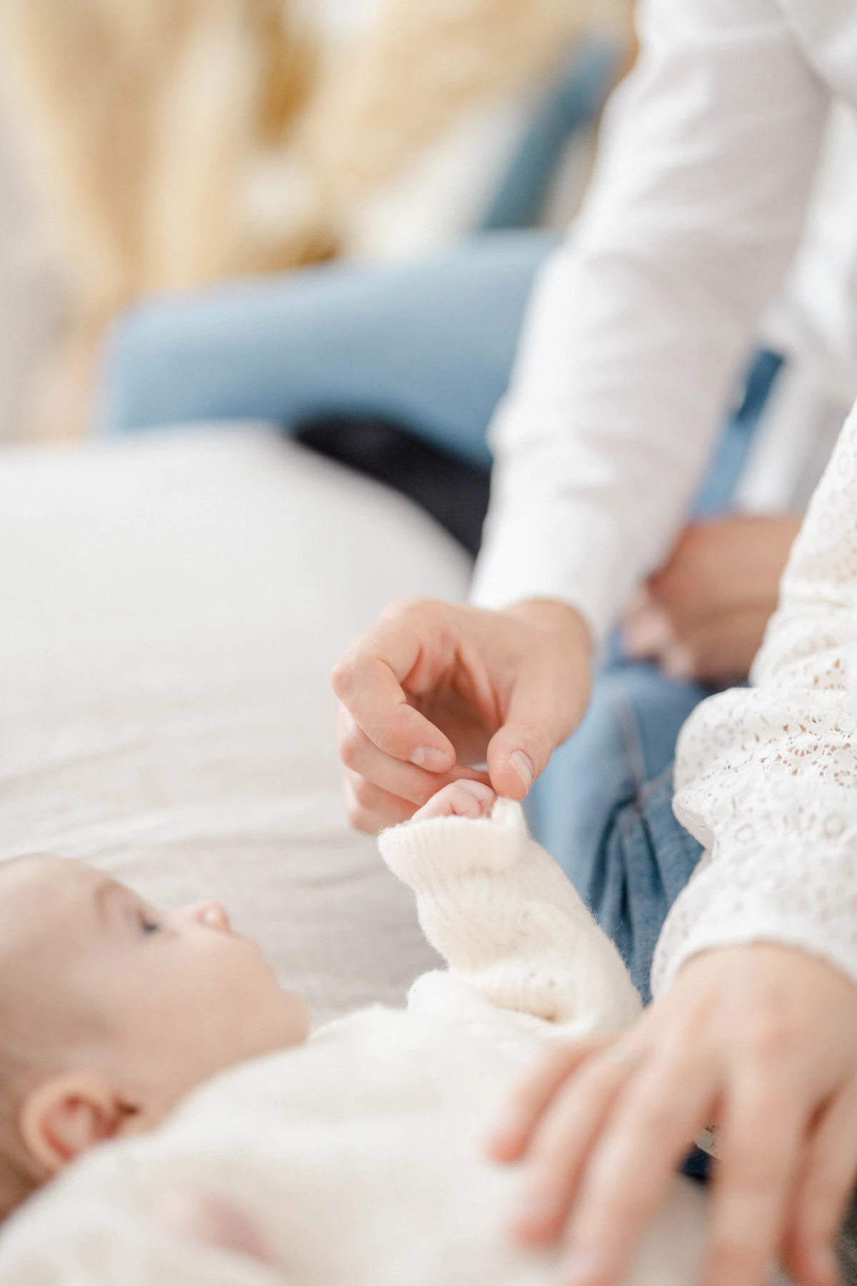 main enfant geste gris marron