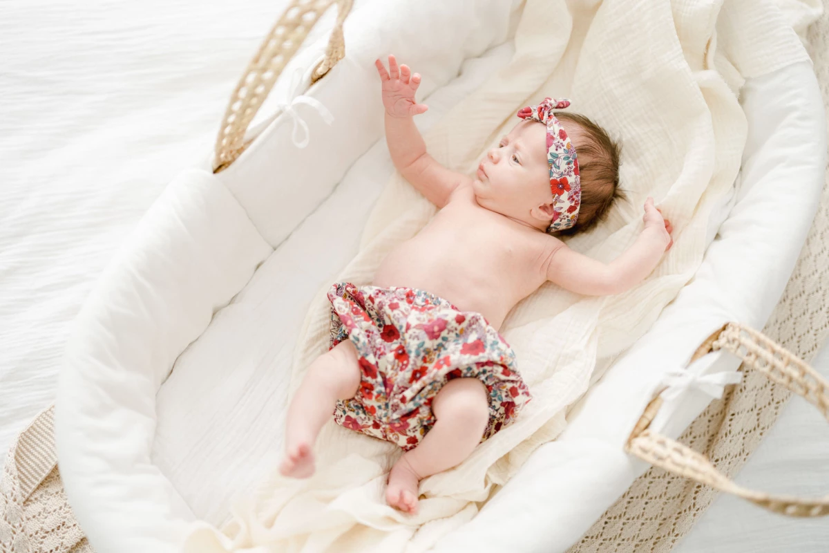 enfant panier osier marron gris