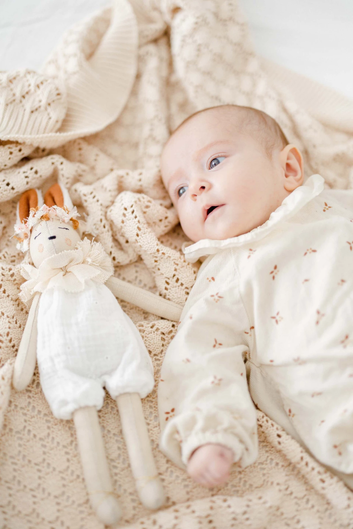 enfant gris marron lit bébé