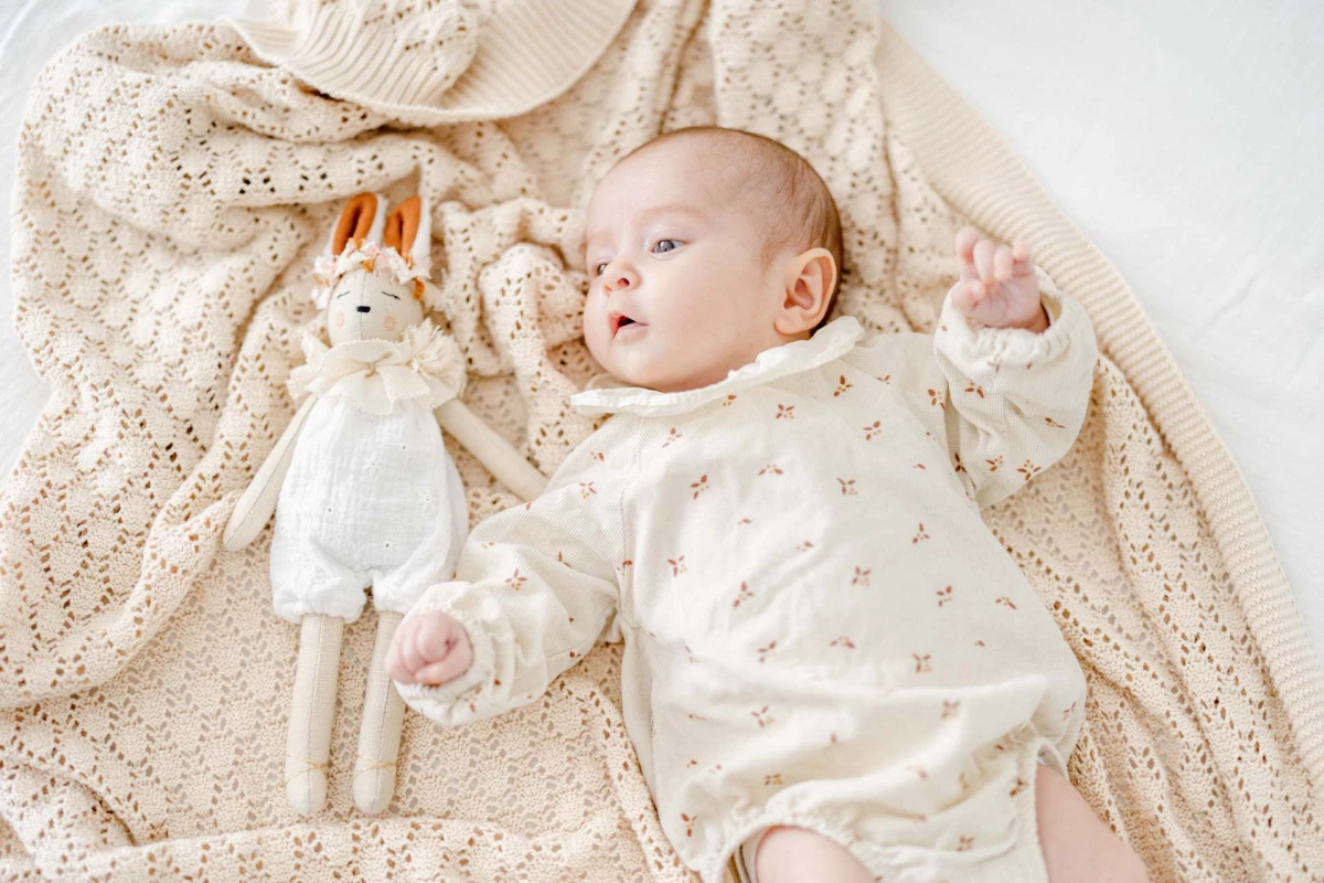 enfant gris marron lit bébé