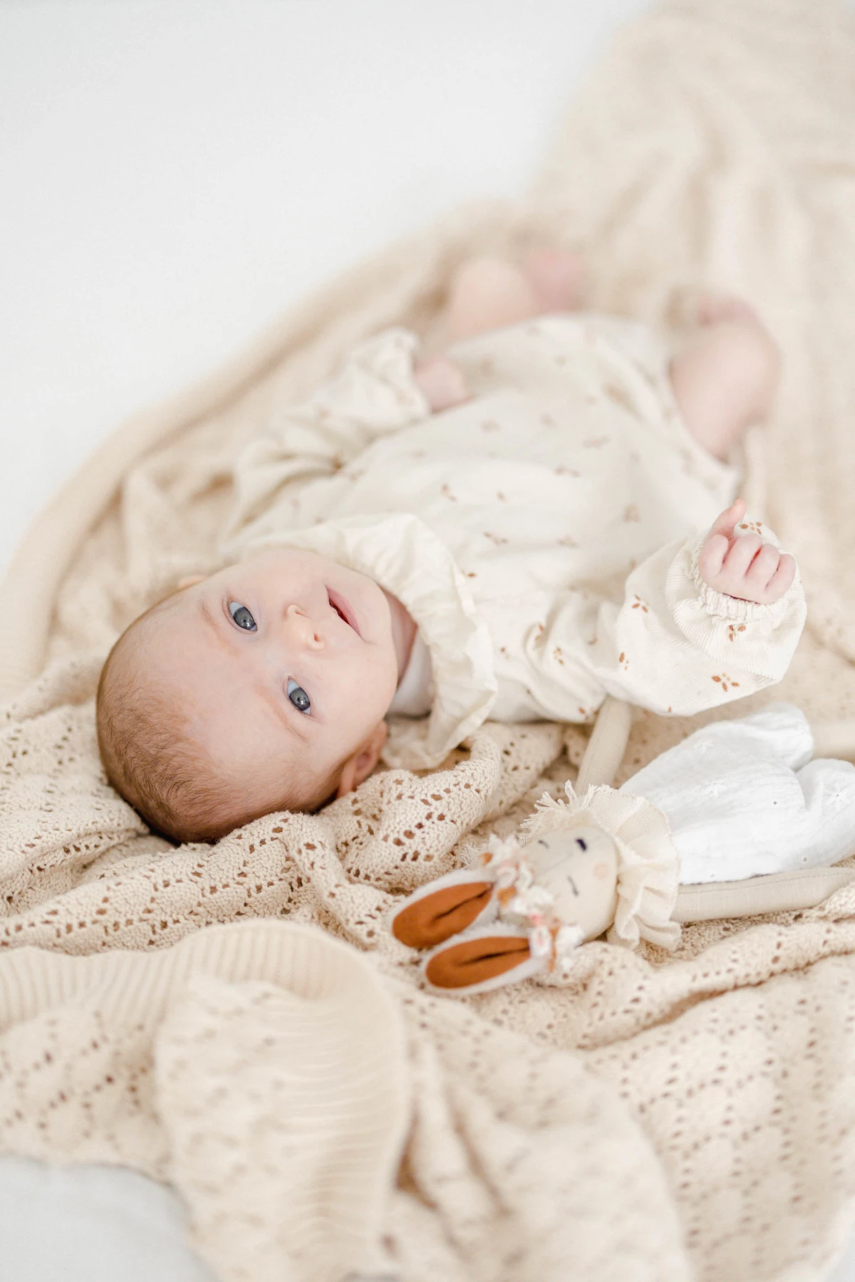 enfant marron gris lit bébé