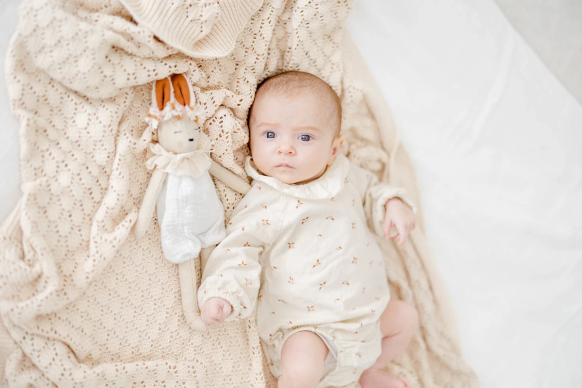 enfant gris marron lit bébé