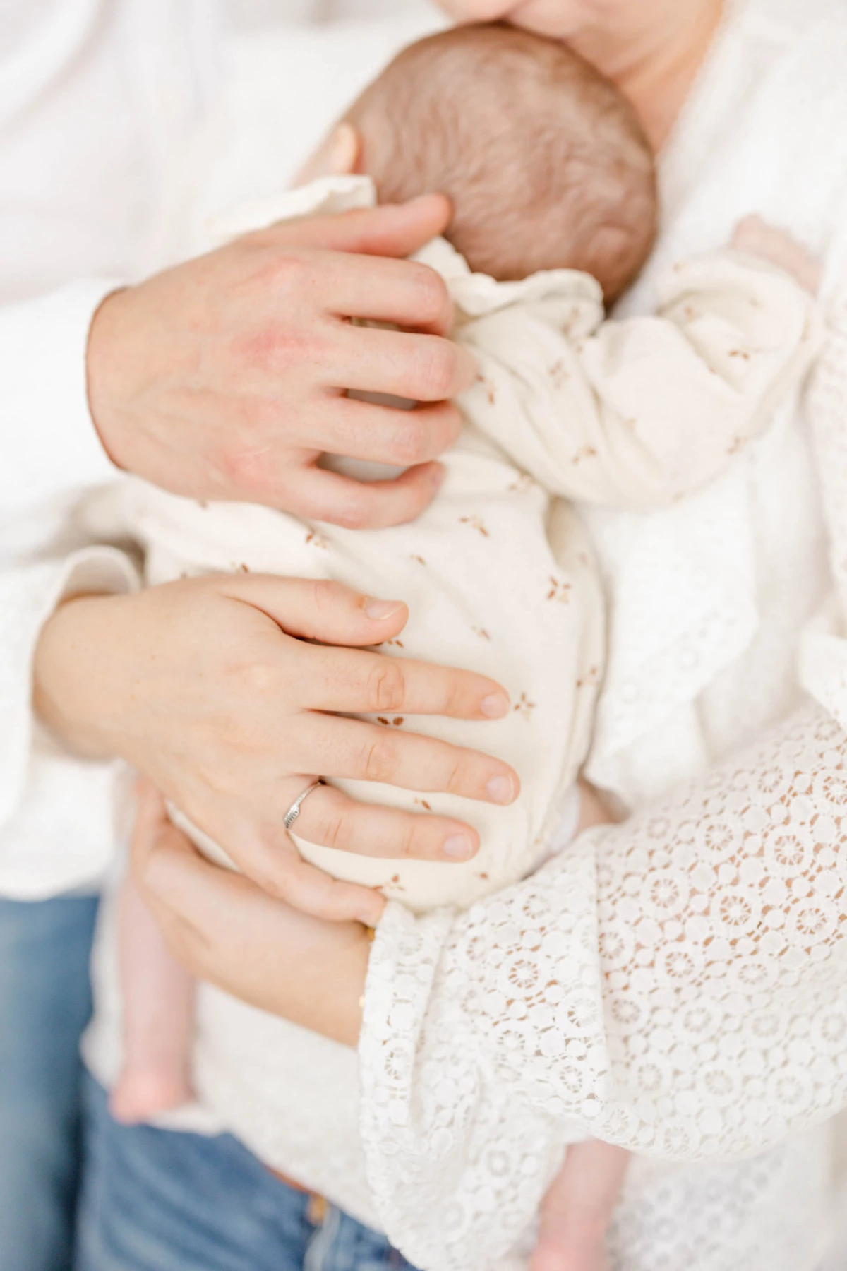 main enfant bonheur gris marron