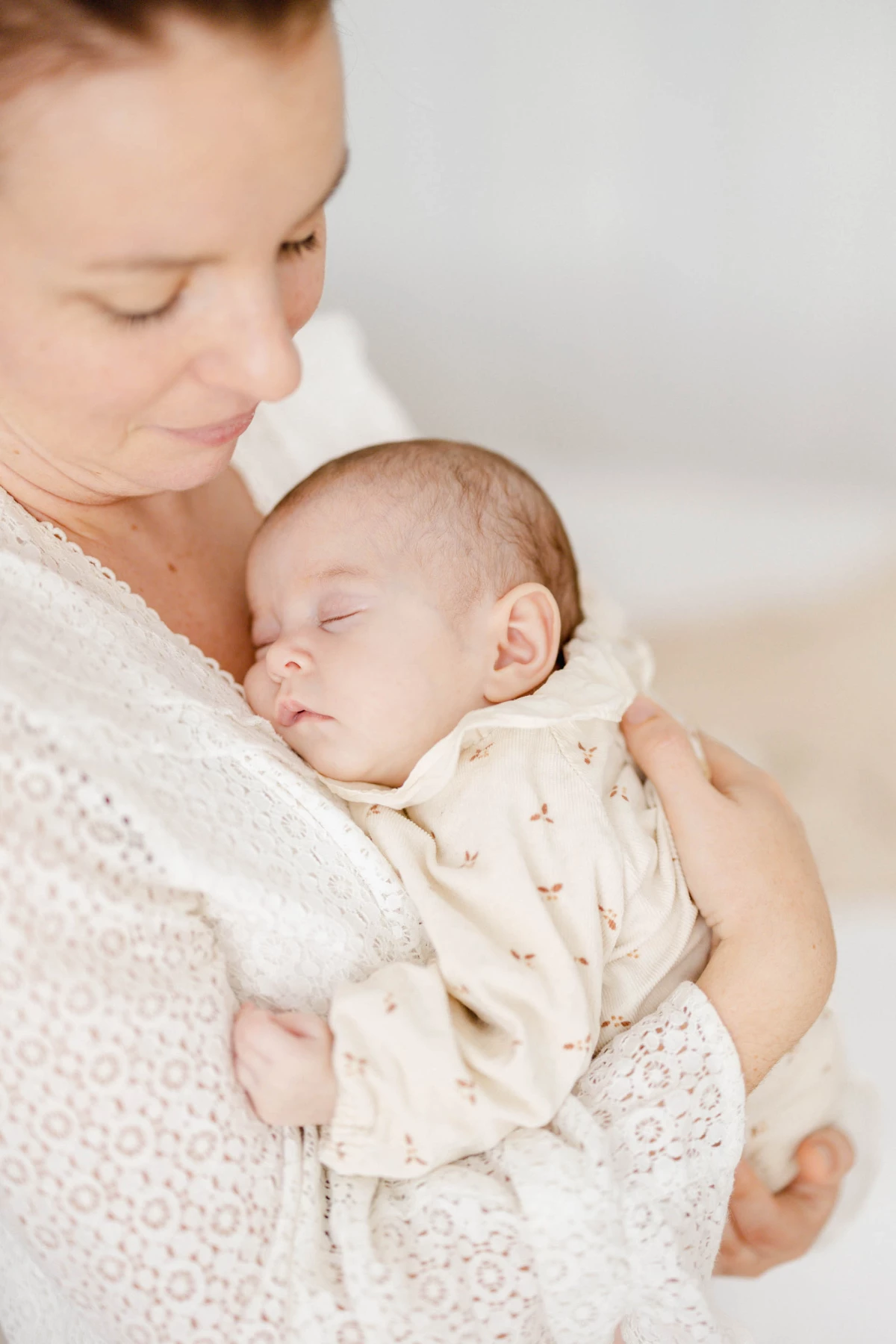 enfant bonheur marron gris bébé