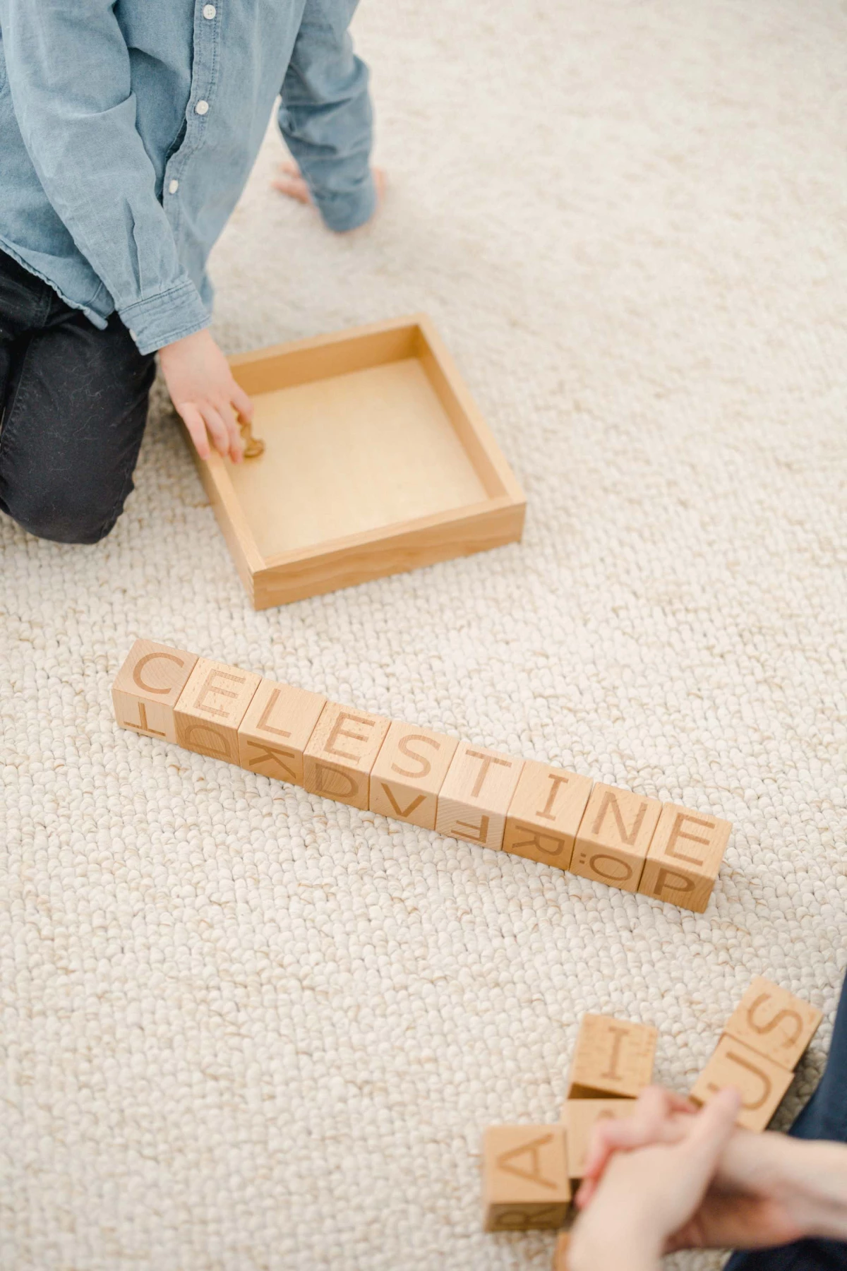 sol enfant jouer puzzle gris