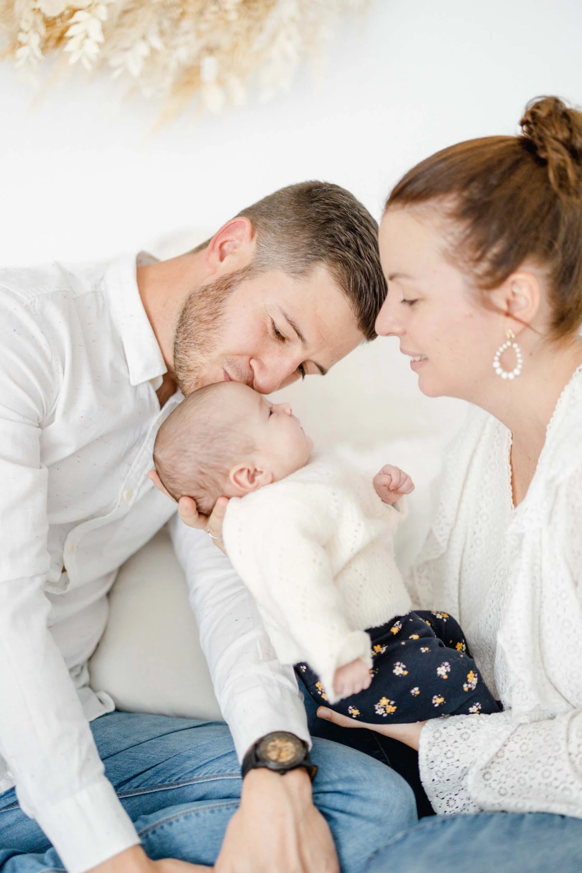 bonheur main enfant sourire marron