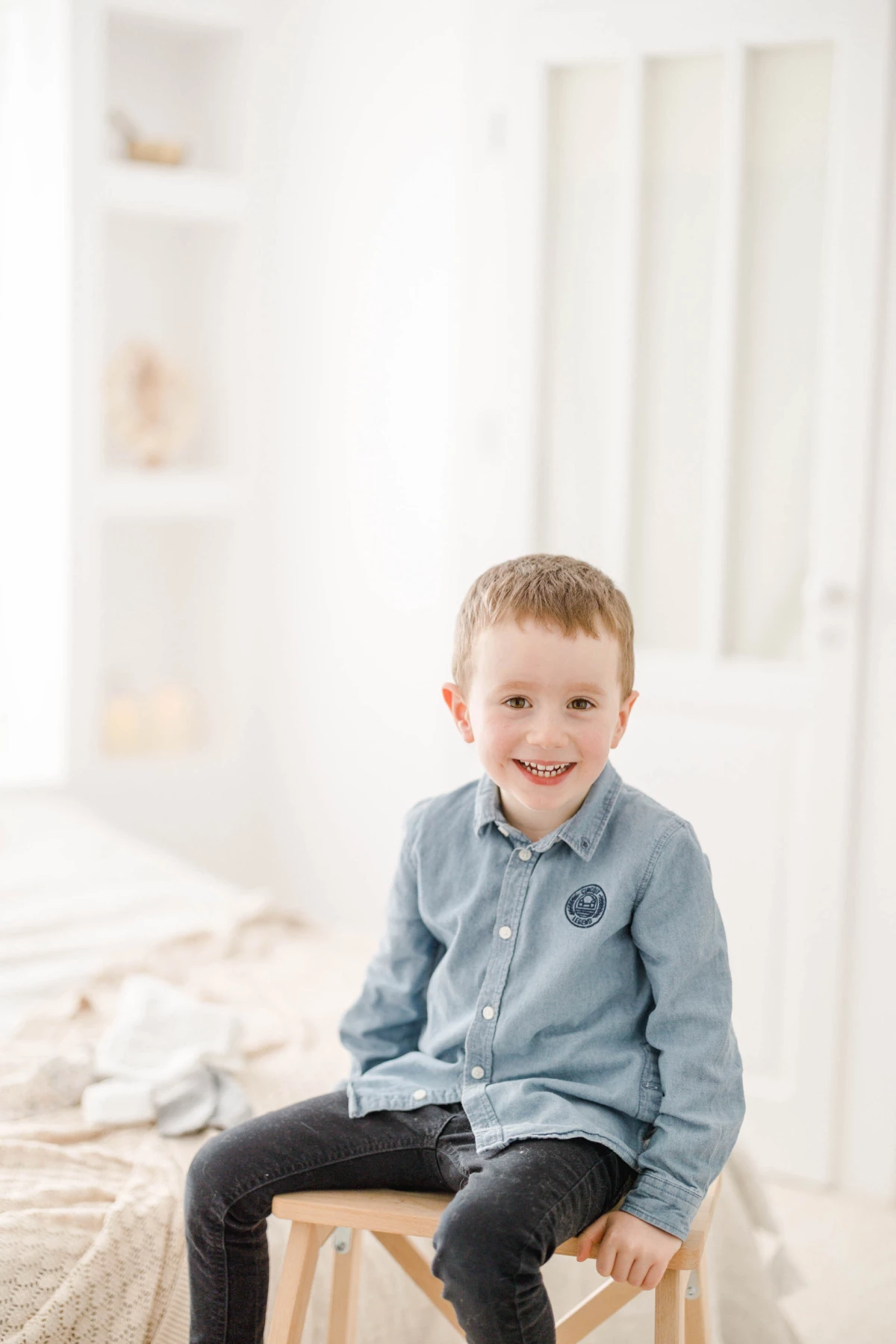 enfant bonheur sourire beige gris