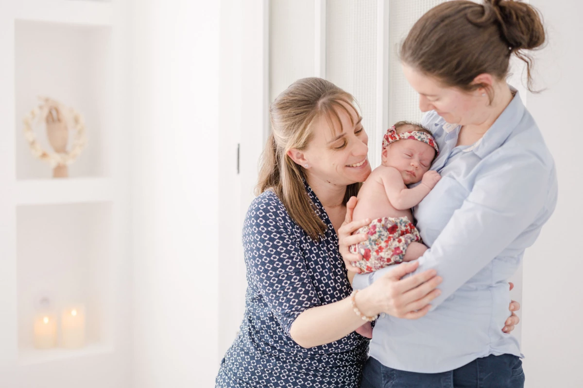 cheveux bonheur main sourire marron