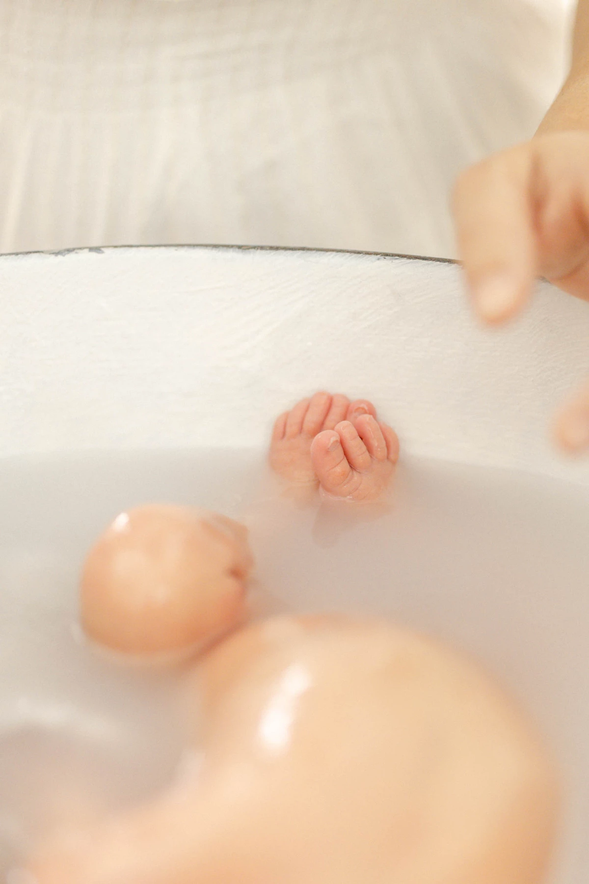 enfant baignoire gris marron bébé