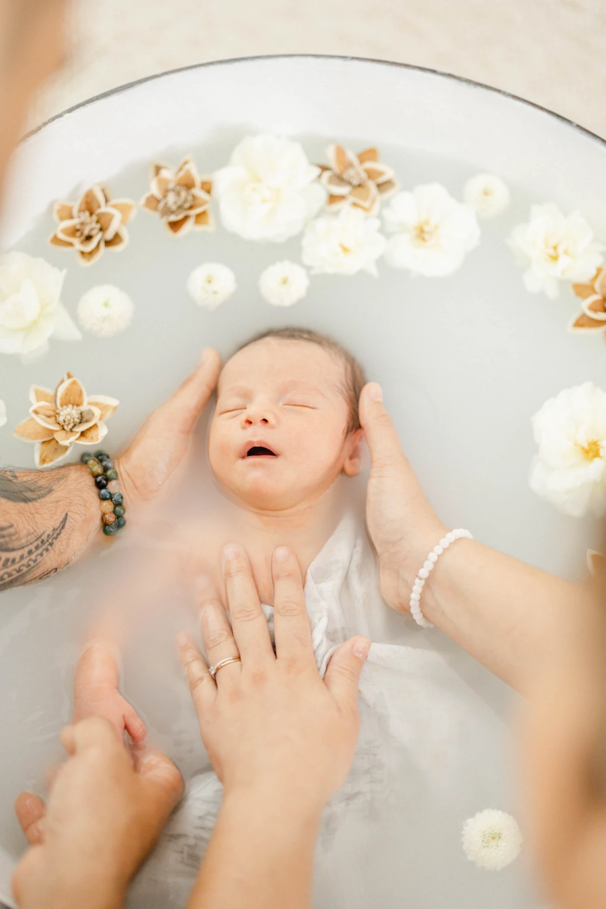 enfant gris marron fleurs bébé