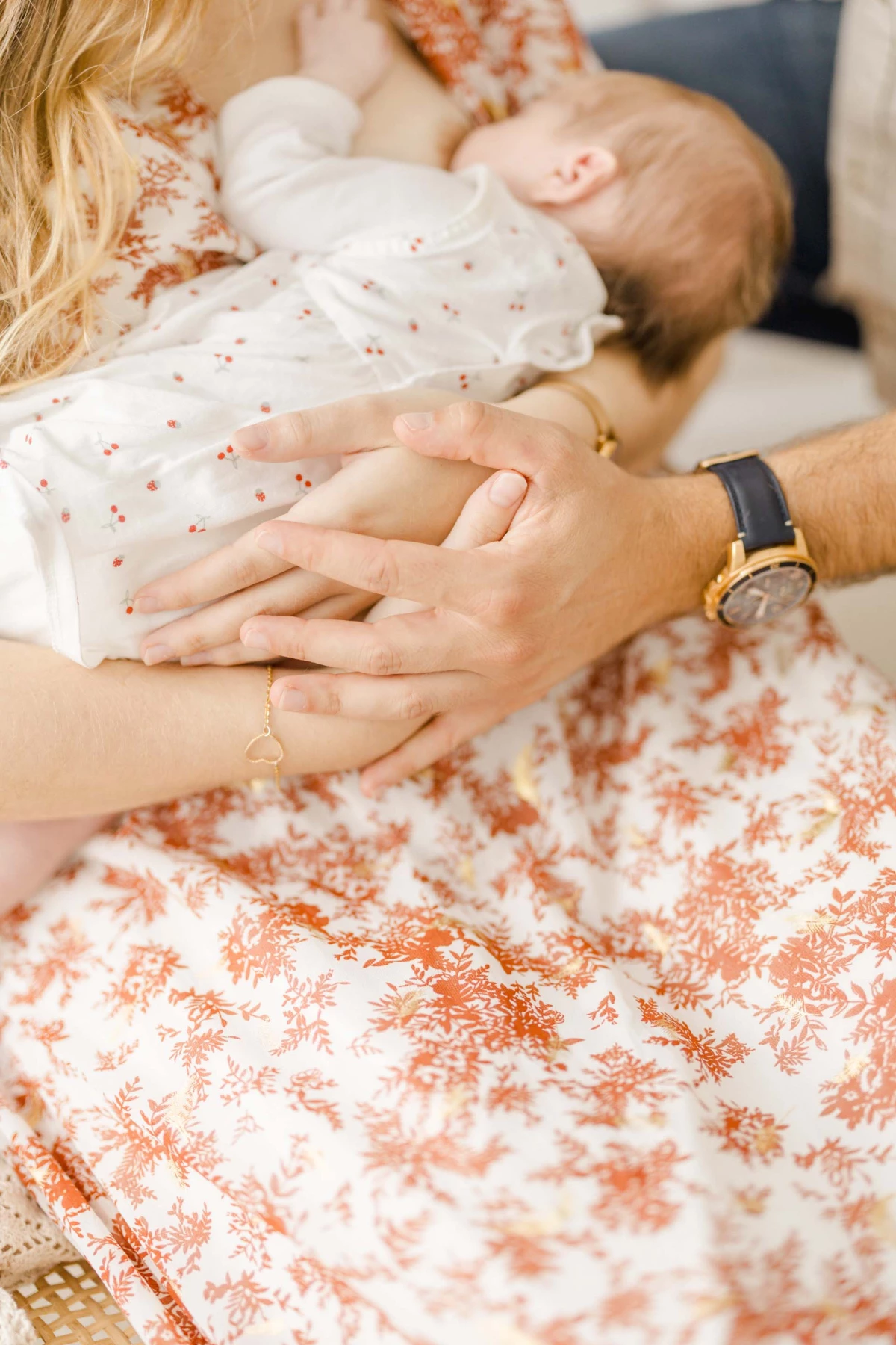 enfant marron gris lit bébé