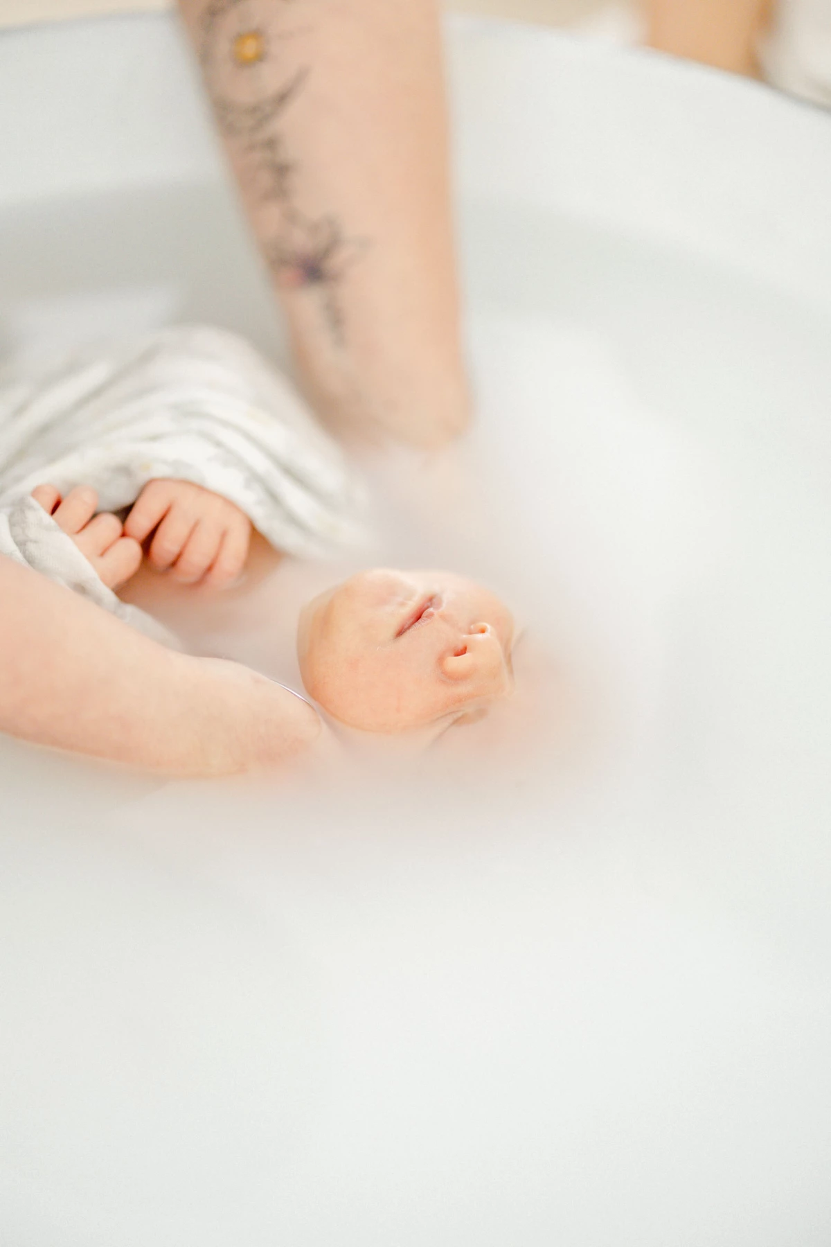 enfant baignoire naissance rose marron