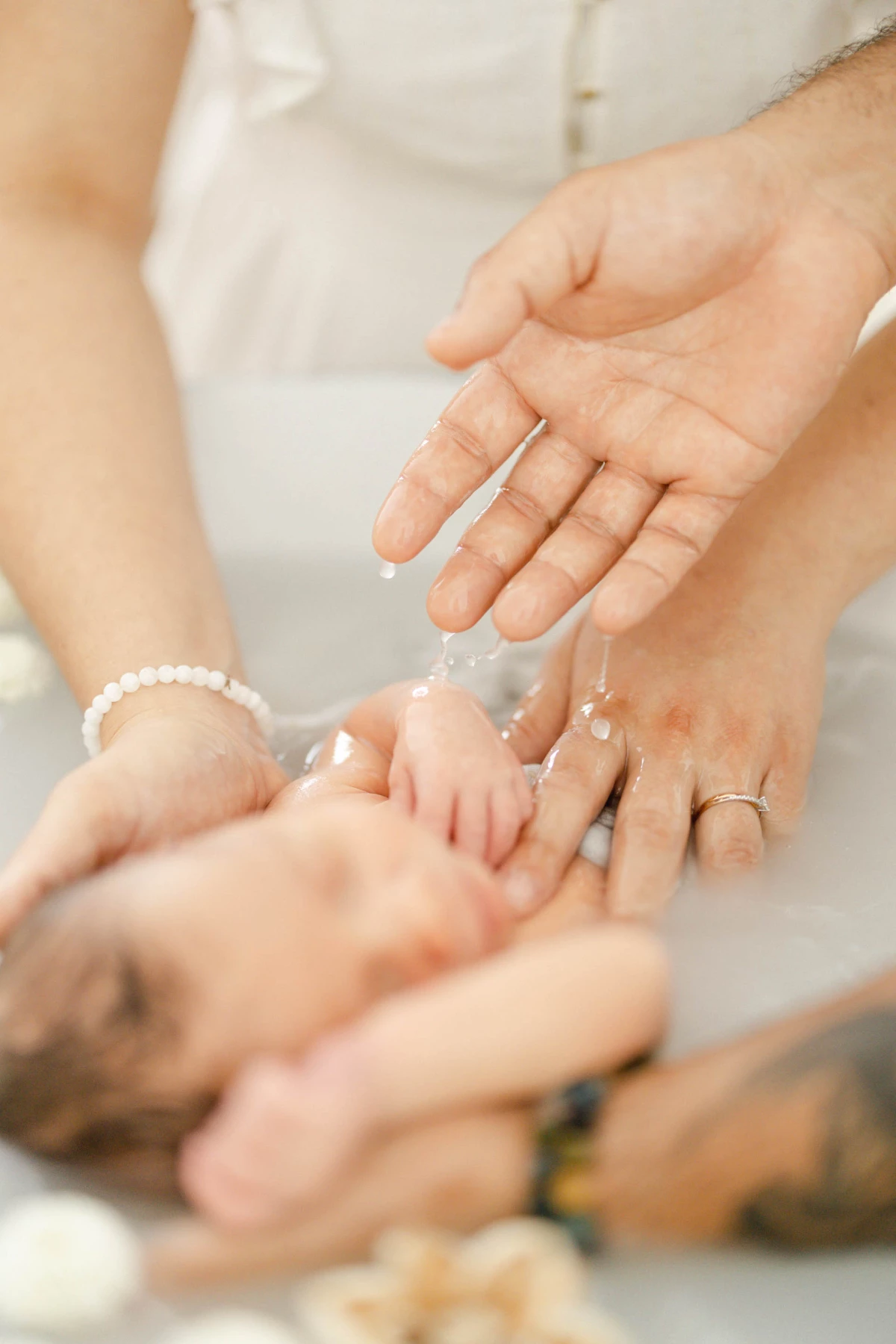 main enfant geste naissance beige