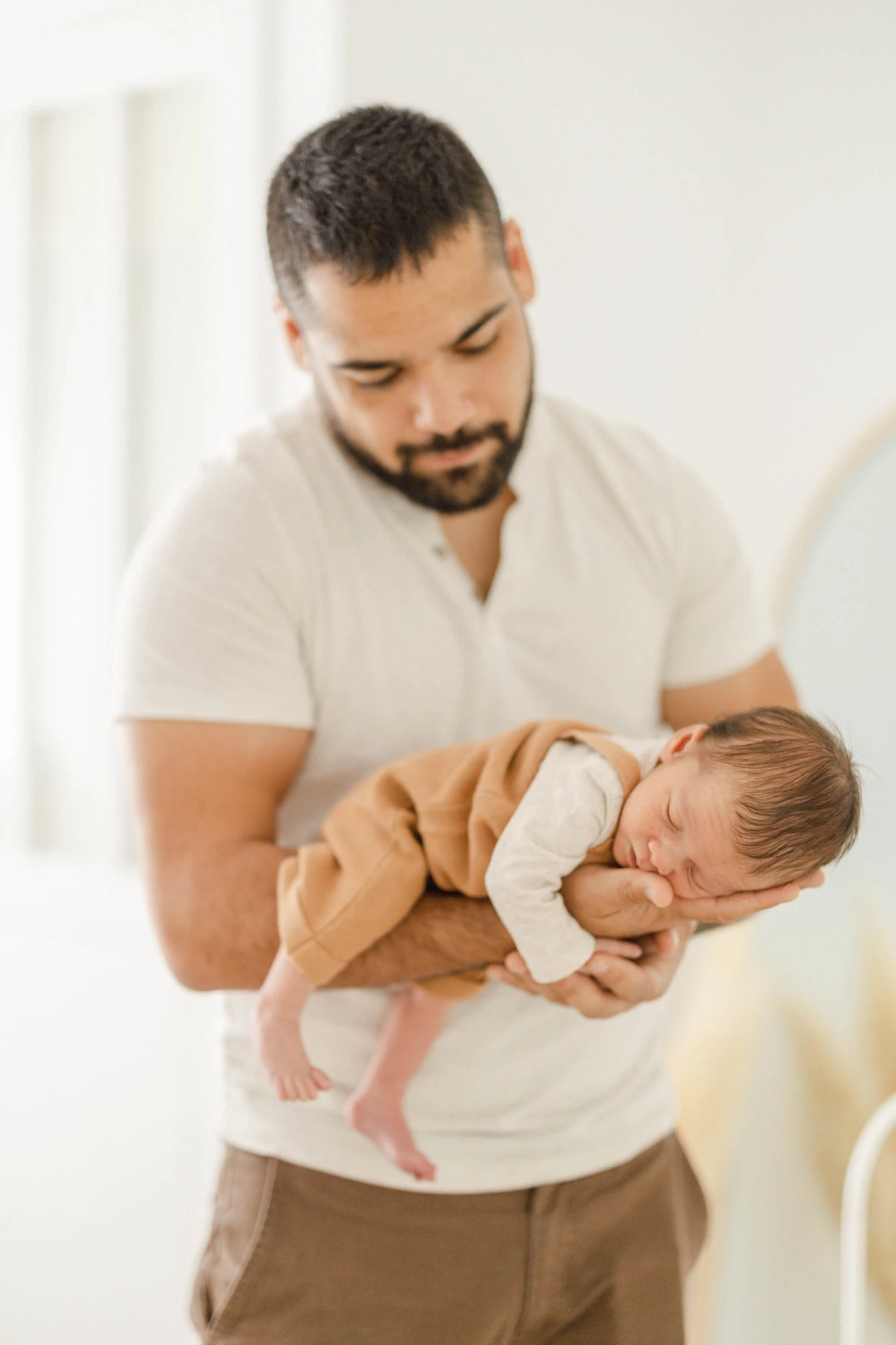 main enfant bonheur marron gris