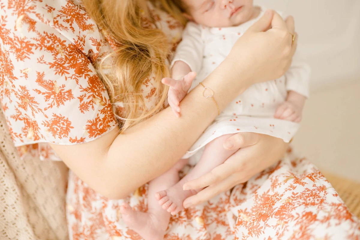 main bonheur enfant robe rose