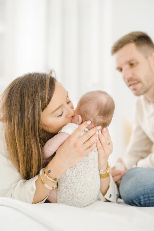 bonheur main enfant amour beige