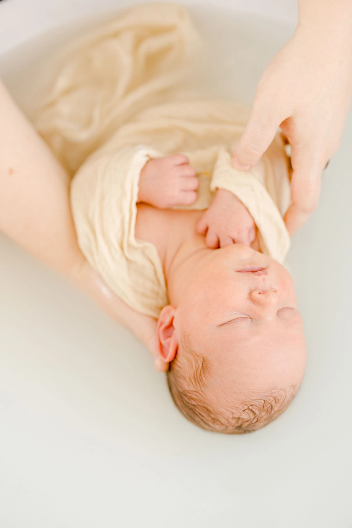 enfant gris marron bébé bain bébé