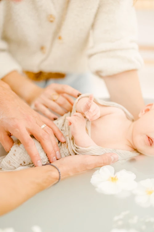 main enfant geste marron gris