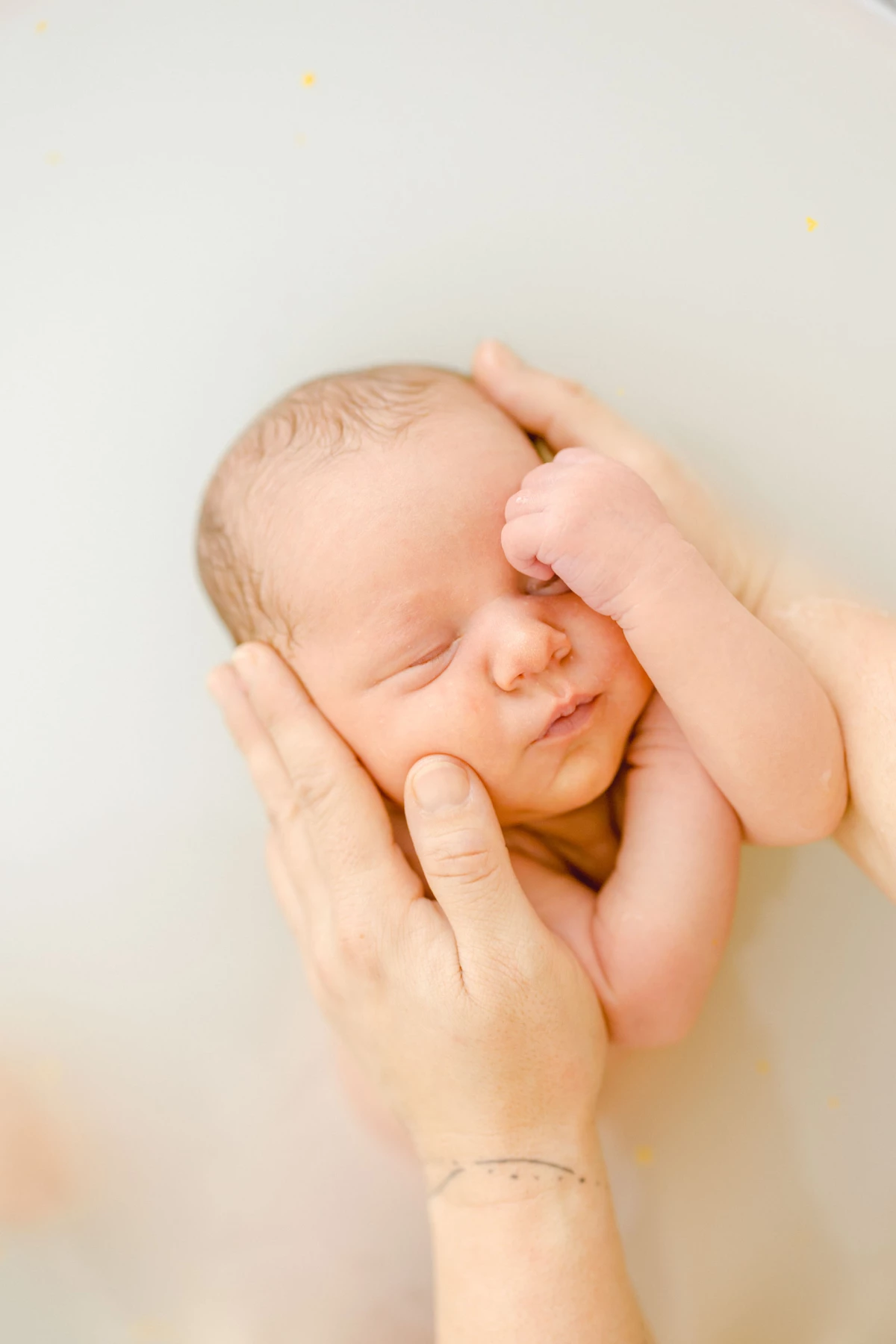 enfant marron gris orange bébé
