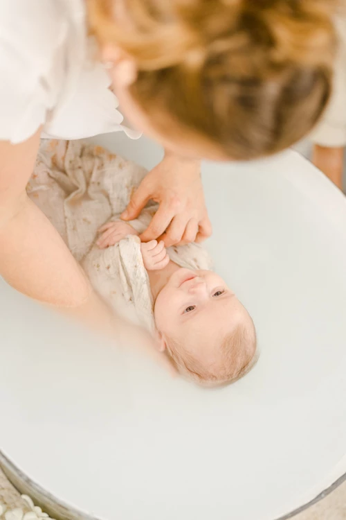 enfant marron gris bébé bain bébé