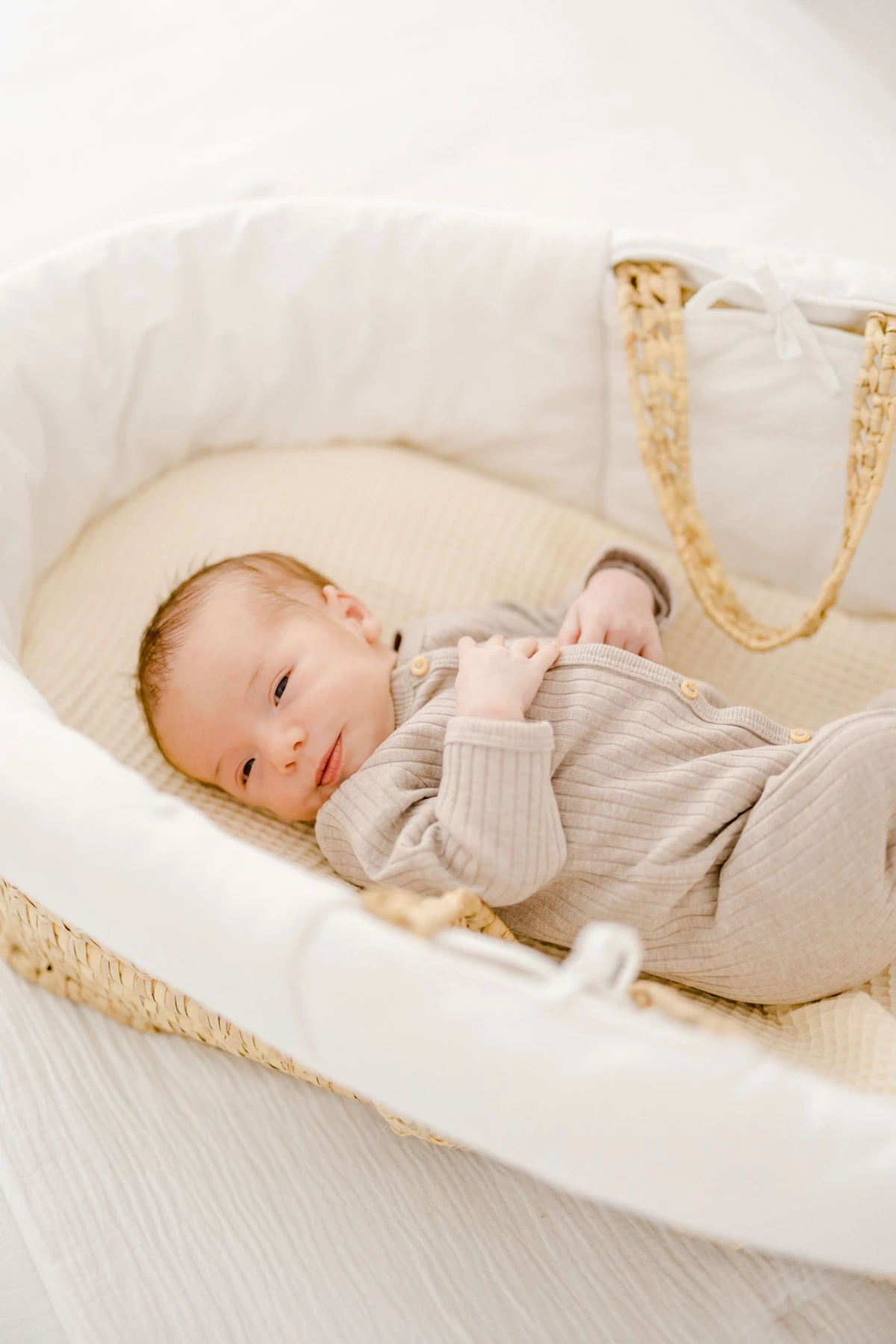 enfant berceau gris marron lit