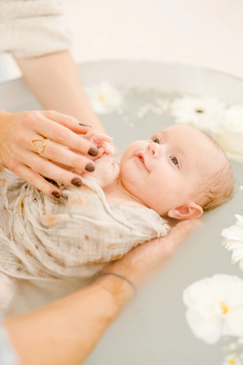 main enfant marron gris bébé