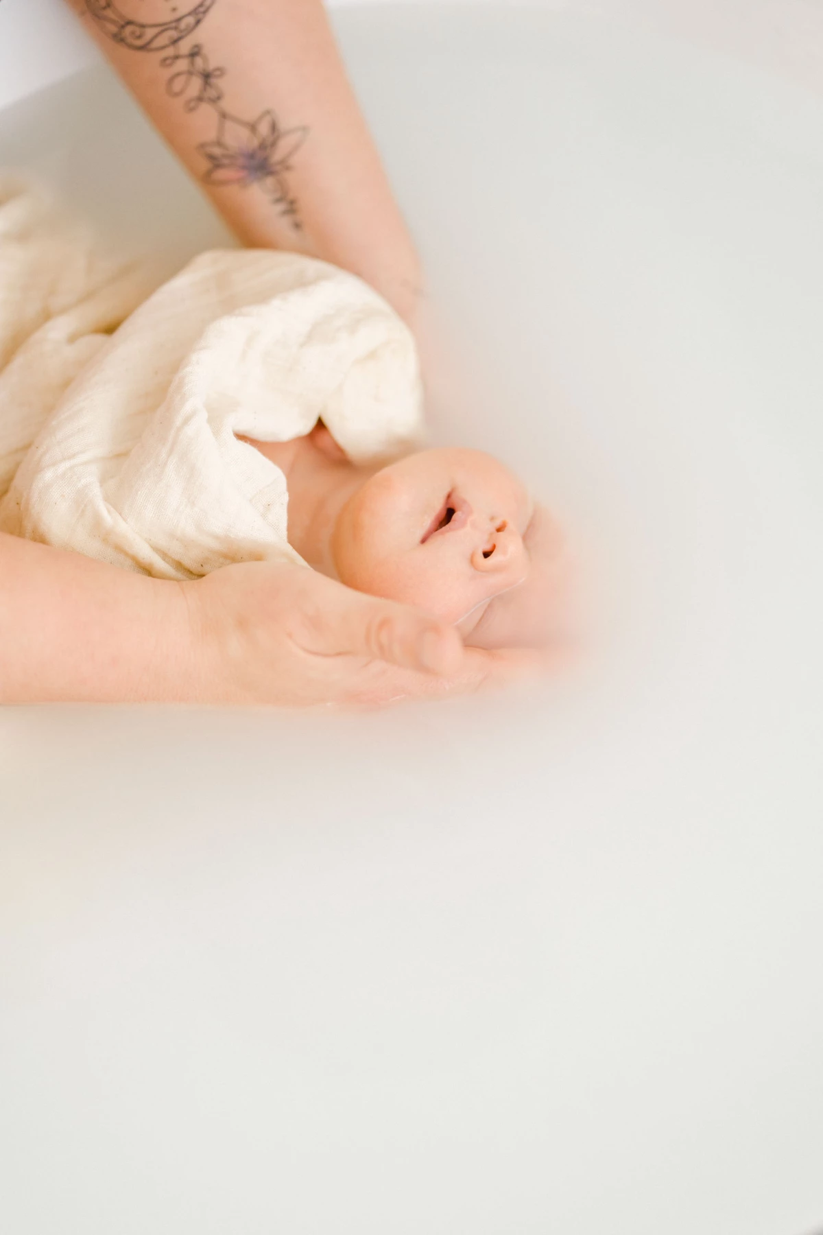 enfant gris marron bébé bain bébé