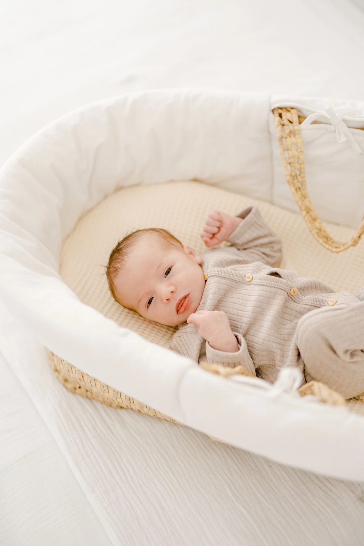 berceau enfant gris marron lit